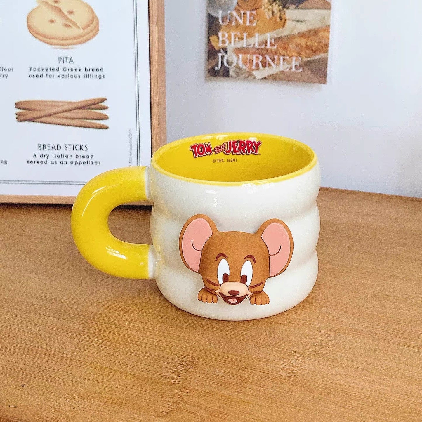 Bijela keramička tom and jerry šalica sa žutim ručkom i unutrašnjosti u 3d dizajnu miša jerryja
