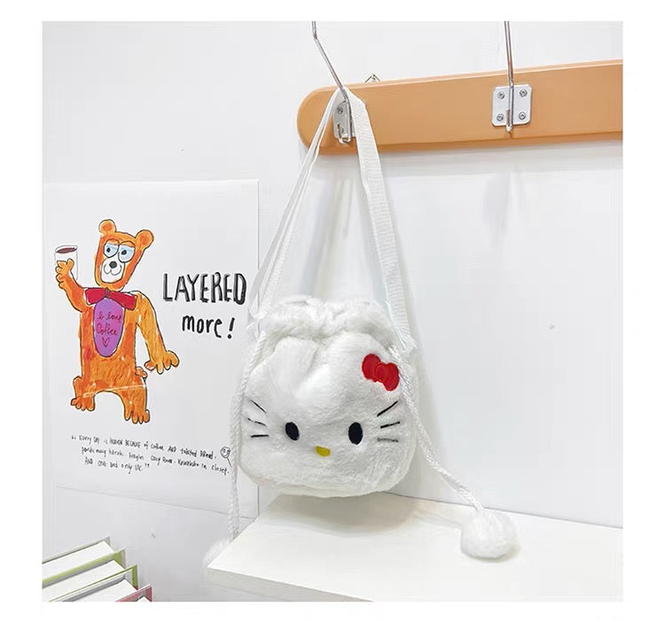 Bijela plišana hello kitty torbica s crvenim srcem na glavi i pompom na remenu