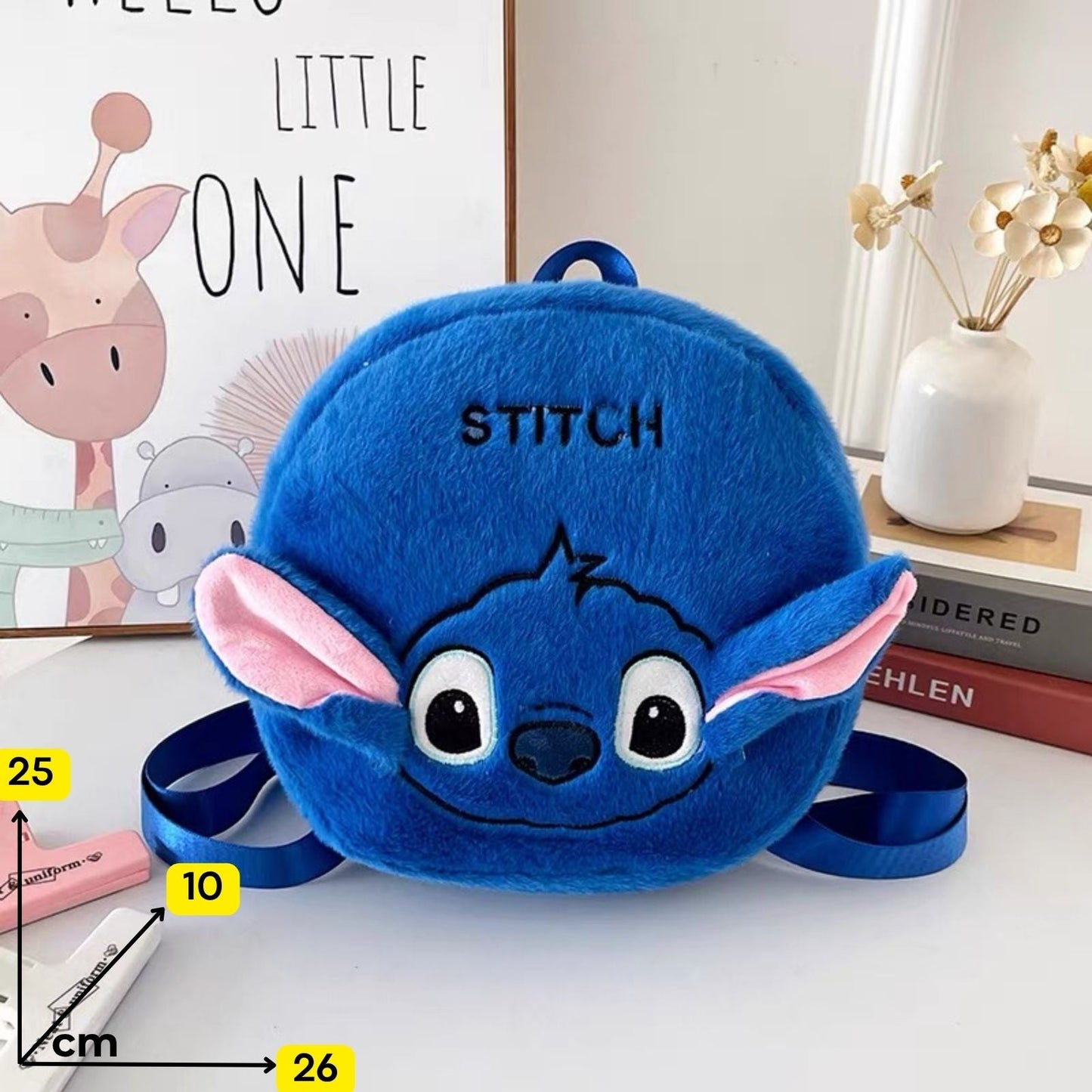 Plavi plišani ranac stitch s ružičastim unutarnjim ušima i crnim izvezenim očima u torbici i ruksaku