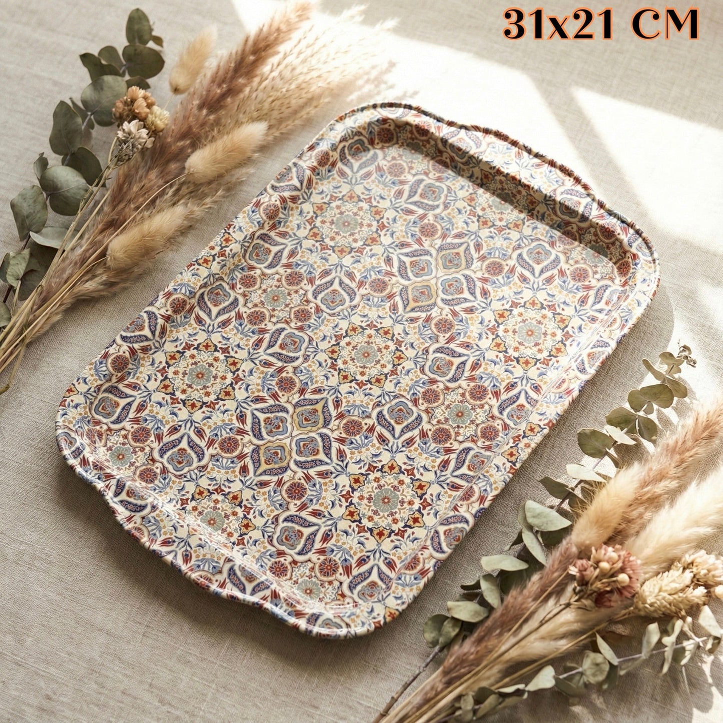 Tradicionalna metalna tacna s vintage geometrijskim i cvjetnim uzorkom u zemljanim tonovima bež, rust, plave i mutno zelene boje na krem pozadini