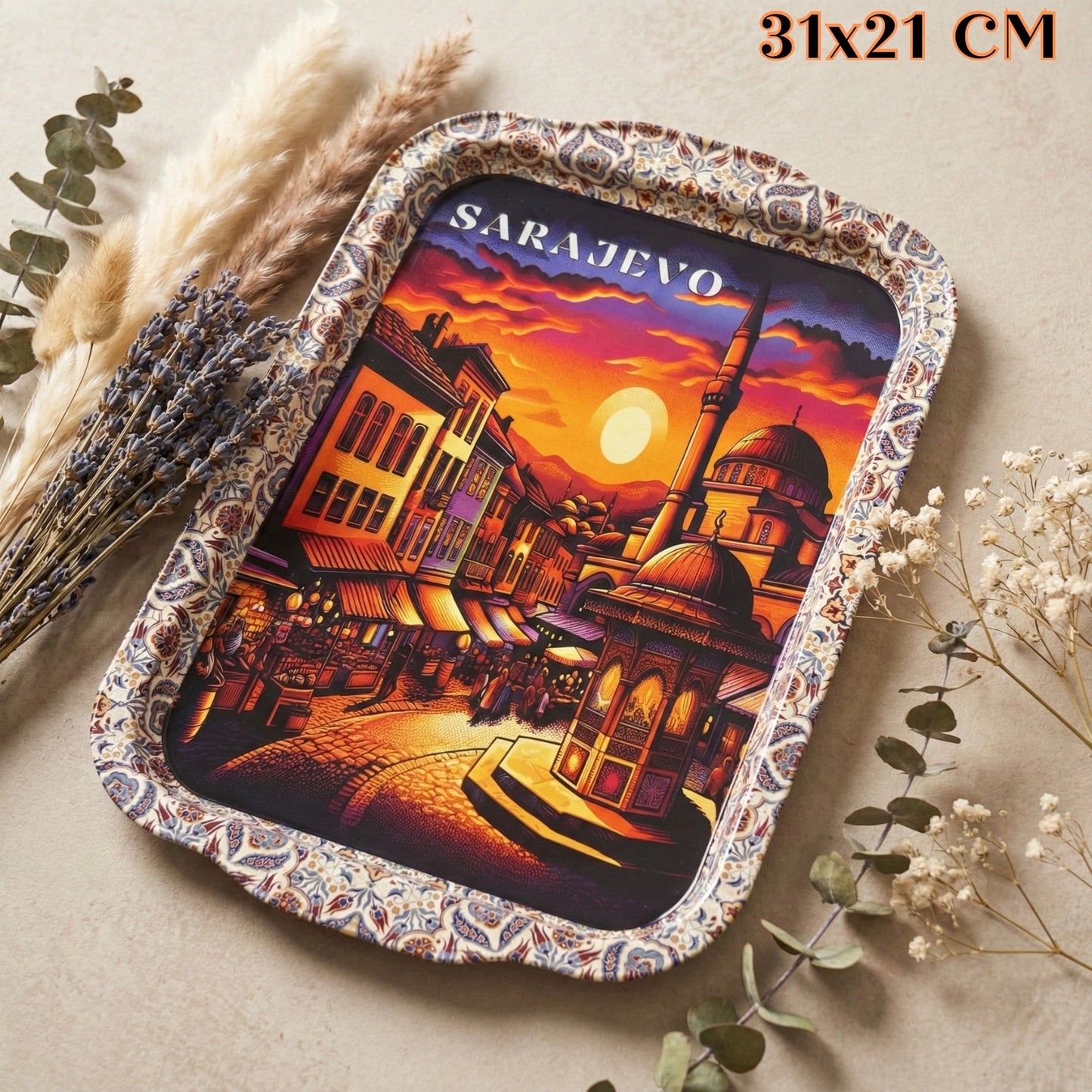 Tradicionalna metalna tacna s ilustracijom Sarajeva na zalasku sunca