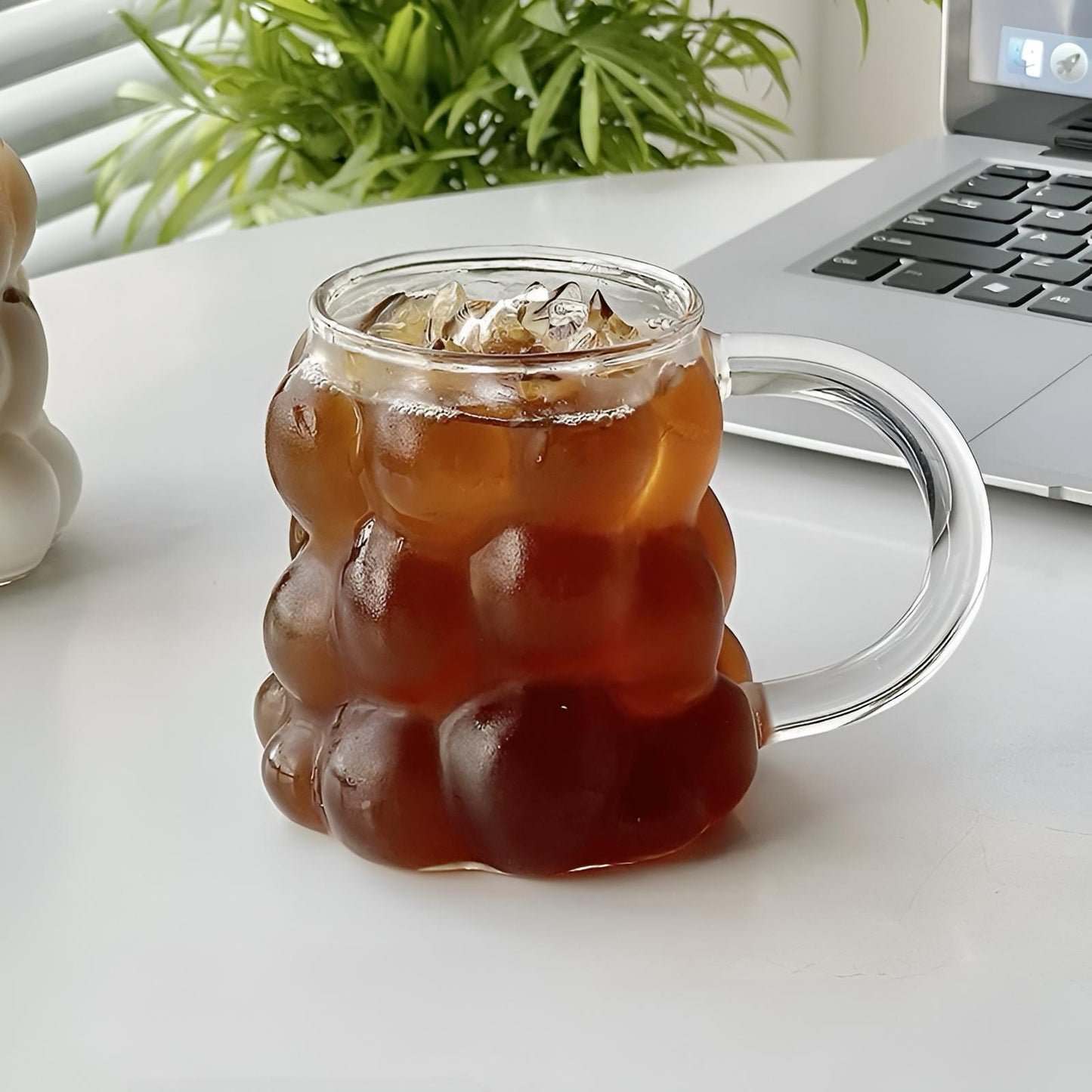 Šolja Bubble duplo staklo 300ml s medvjeđim oblikom, smeđom tekućinom i kockicama leda