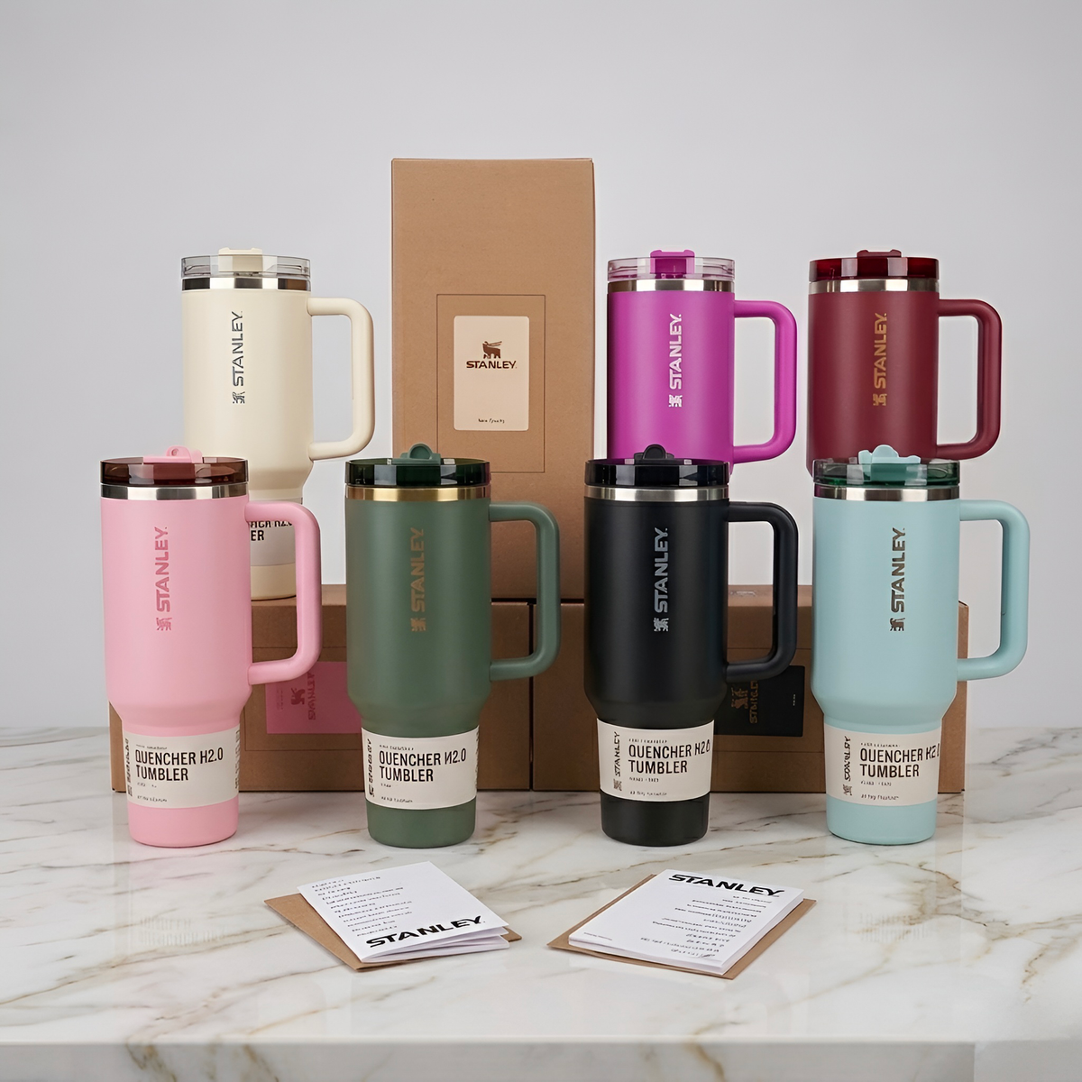 Stanley boca the quencher protour flip straw tumbler 40 oz u ružičastoj, zelenoj, crnoj i svijetloplavoj boji s ručkom i inox detaljima