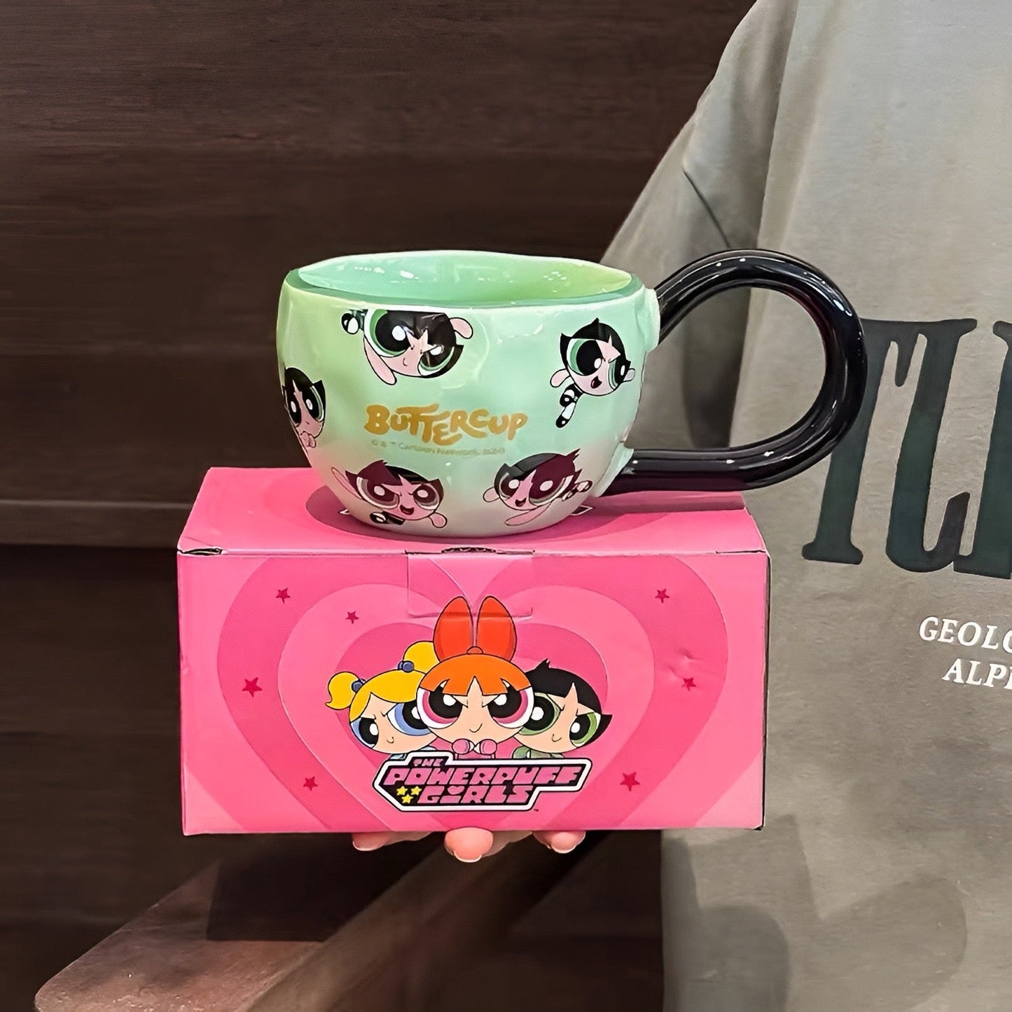 Mint zelena keramička šolja s crnom ručkom s ilustracijama powerpuff girls i natpisom buttercup