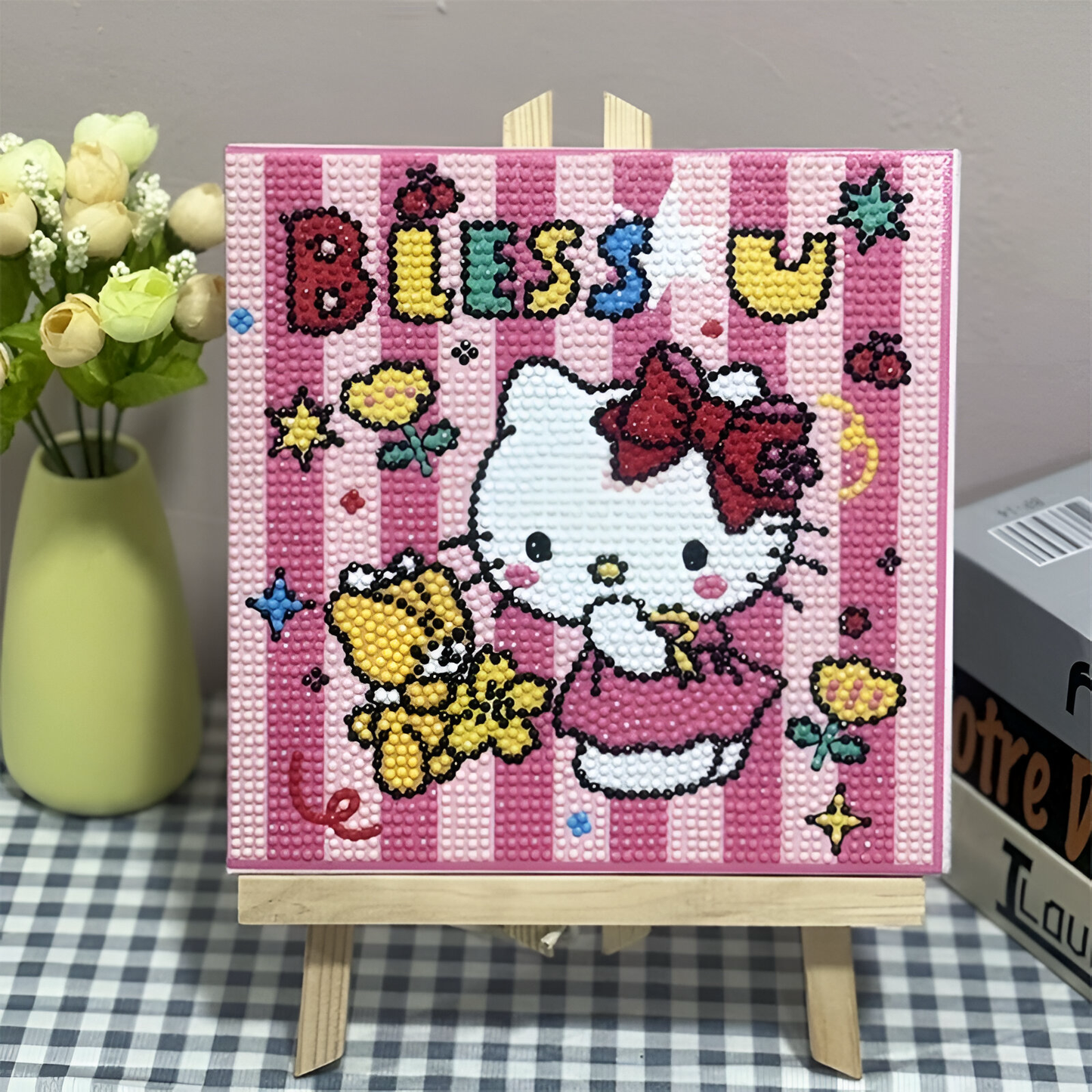 Hello Kitty diamond painting DIY umjetnost s ružičastim i bijelim prugama, crvenom mašnom, žutom leptirom i tekstom bless u, 20x20 cm