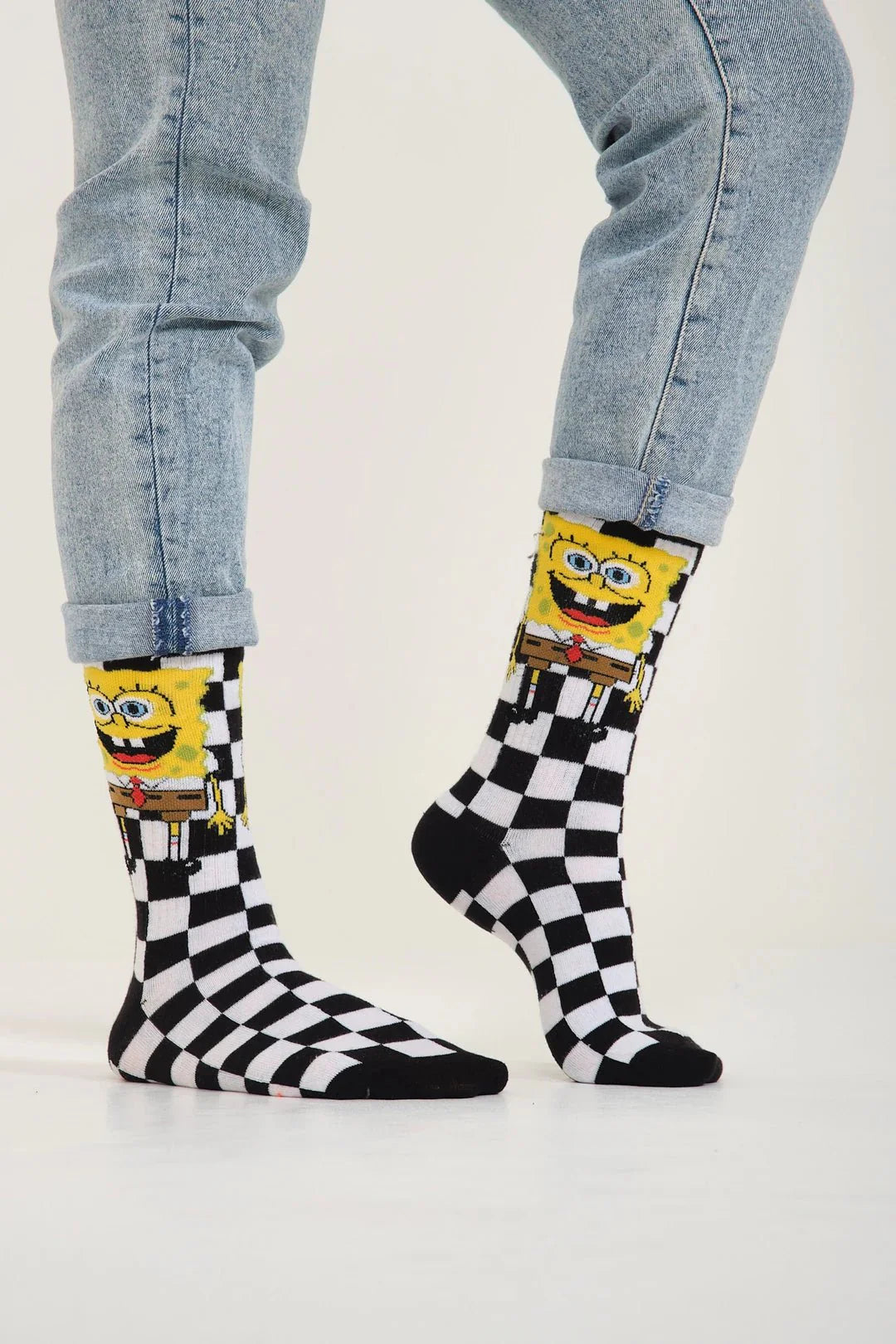 Spongebob čarape s crno-bijelim šahovnicama u zabavnoj pozi