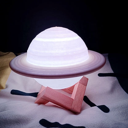 Saturn lampa RGB 12cm s drvenim postoljem za stvoranje ambijentalnog svjetla