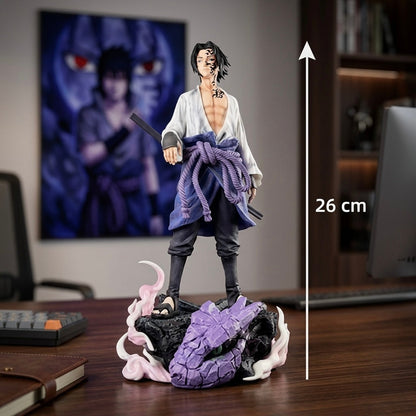 26 cm visoka detaljna smolena figura anime lika itachija uchihe u bijeloj haljini s ljubičastim pojasom na kamenitom postolju