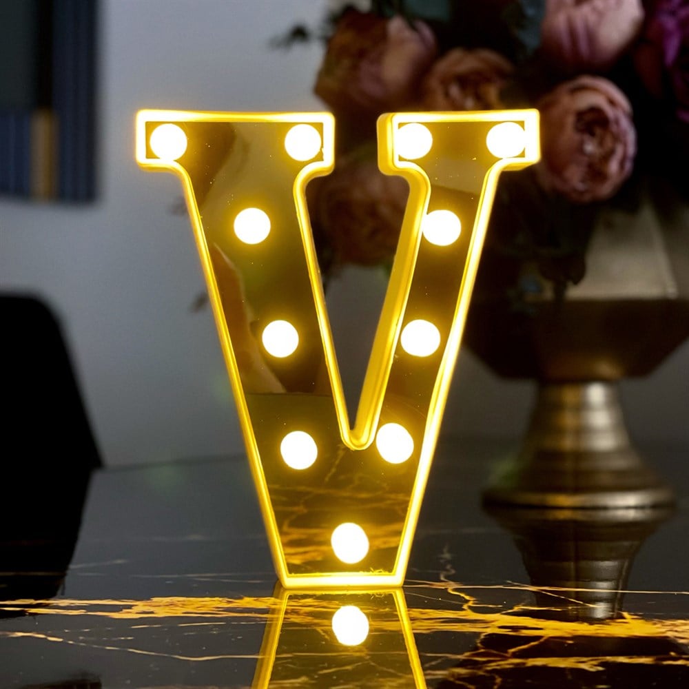 Osvijetljeno slovo V u proizvodu V LAMPA dimenzija 22x4cm