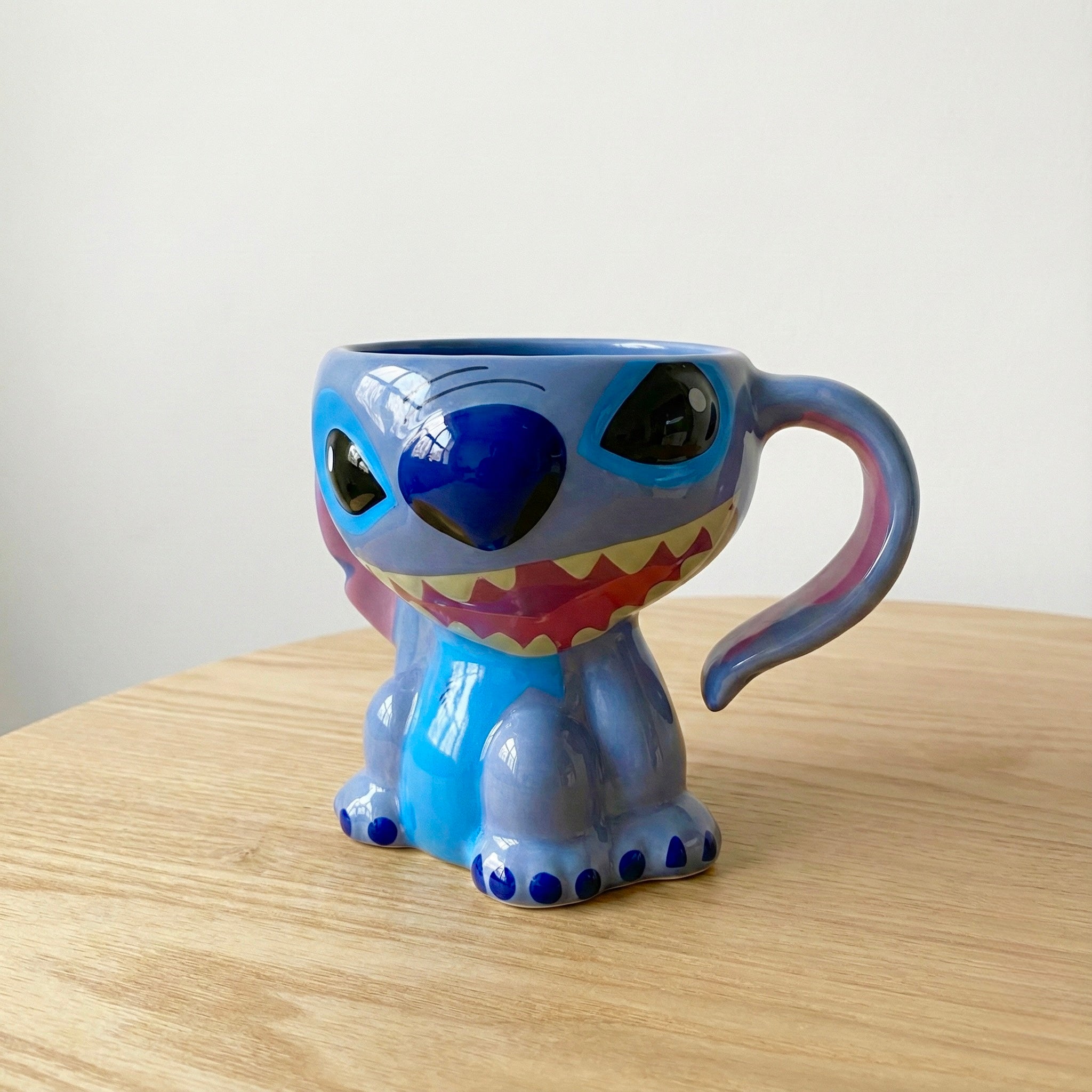 3D Stitch keramička šolja s plavim i ljubičastim tonovima i osmijehom