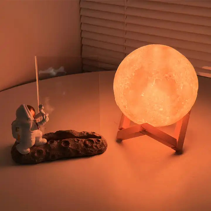 Astronaut figurine and illuminated Mjesec lampa 12cm for a space-themed decor