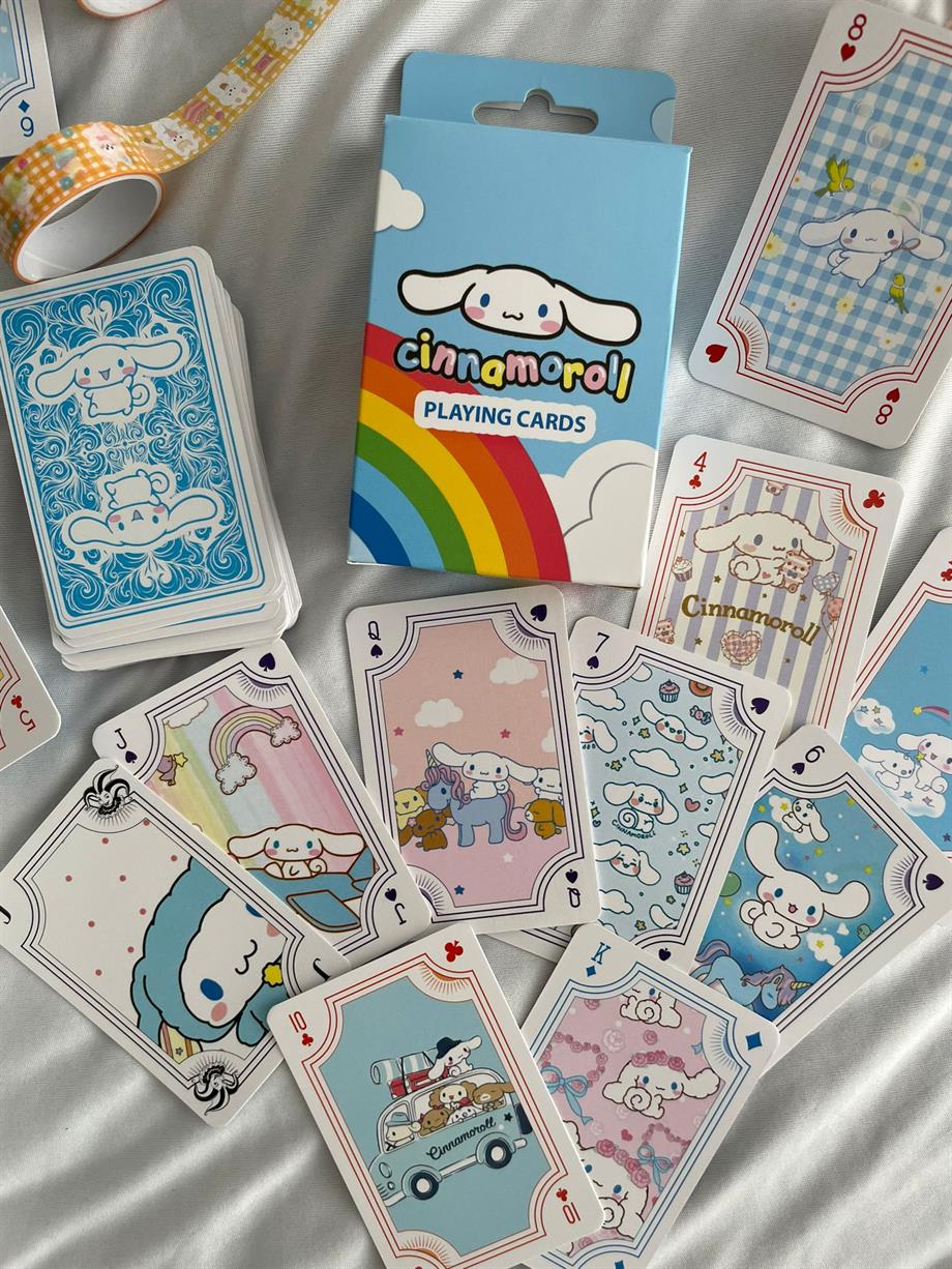 Cinnamoroll igra karte s ljupkim crtanim likovima u pastel bojama