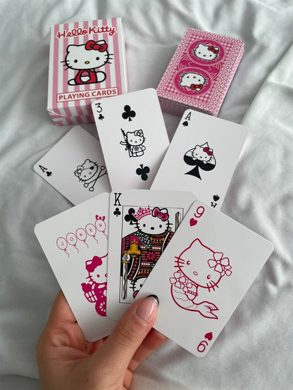 Hello Kitty karte s ružičasto-bijelim dizajnom i ikoničnim likovima