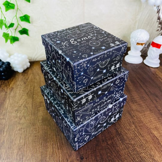 Stackani crni math-themed kutije iz proizvoda FORMULES UKRASNA KUTIJA