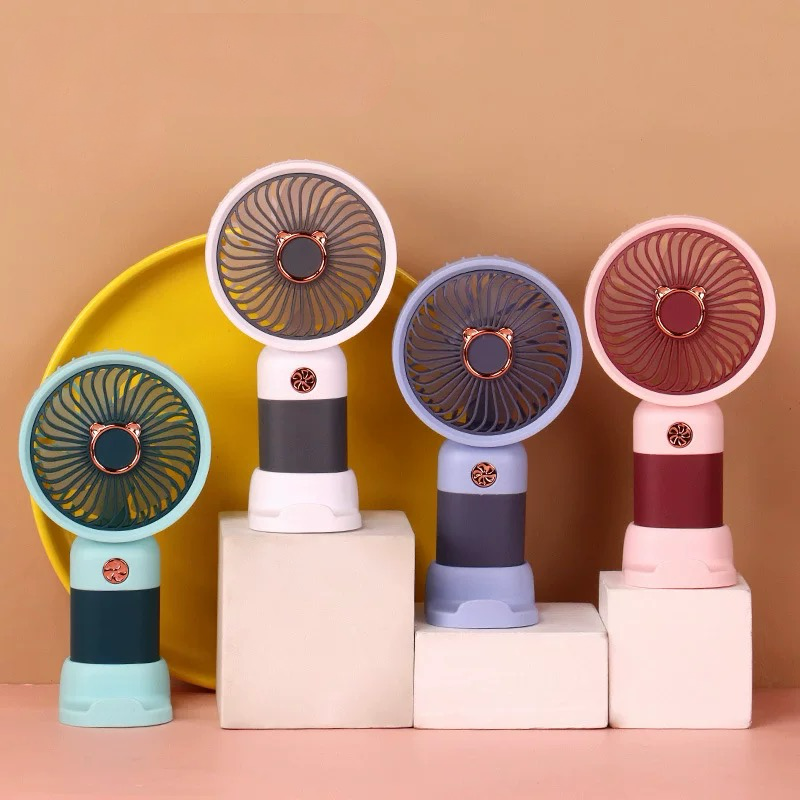 Pastelno obojeni mini ventilator s modernim dizajnom i ružičastim zlatnim detaljima