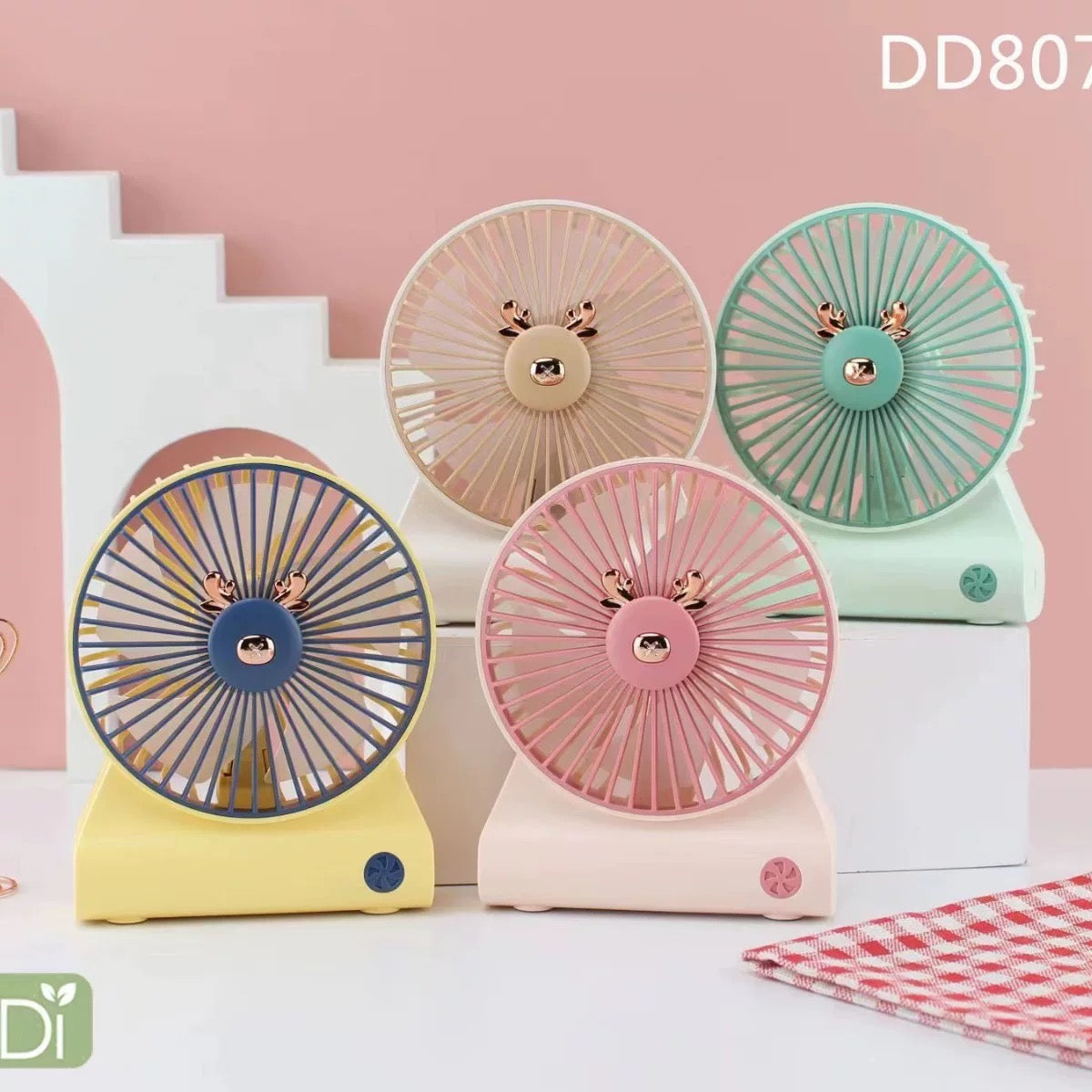 Pastelno obojani stolni mini ventilator s motivom jelena u kompaktnoj dizajnu