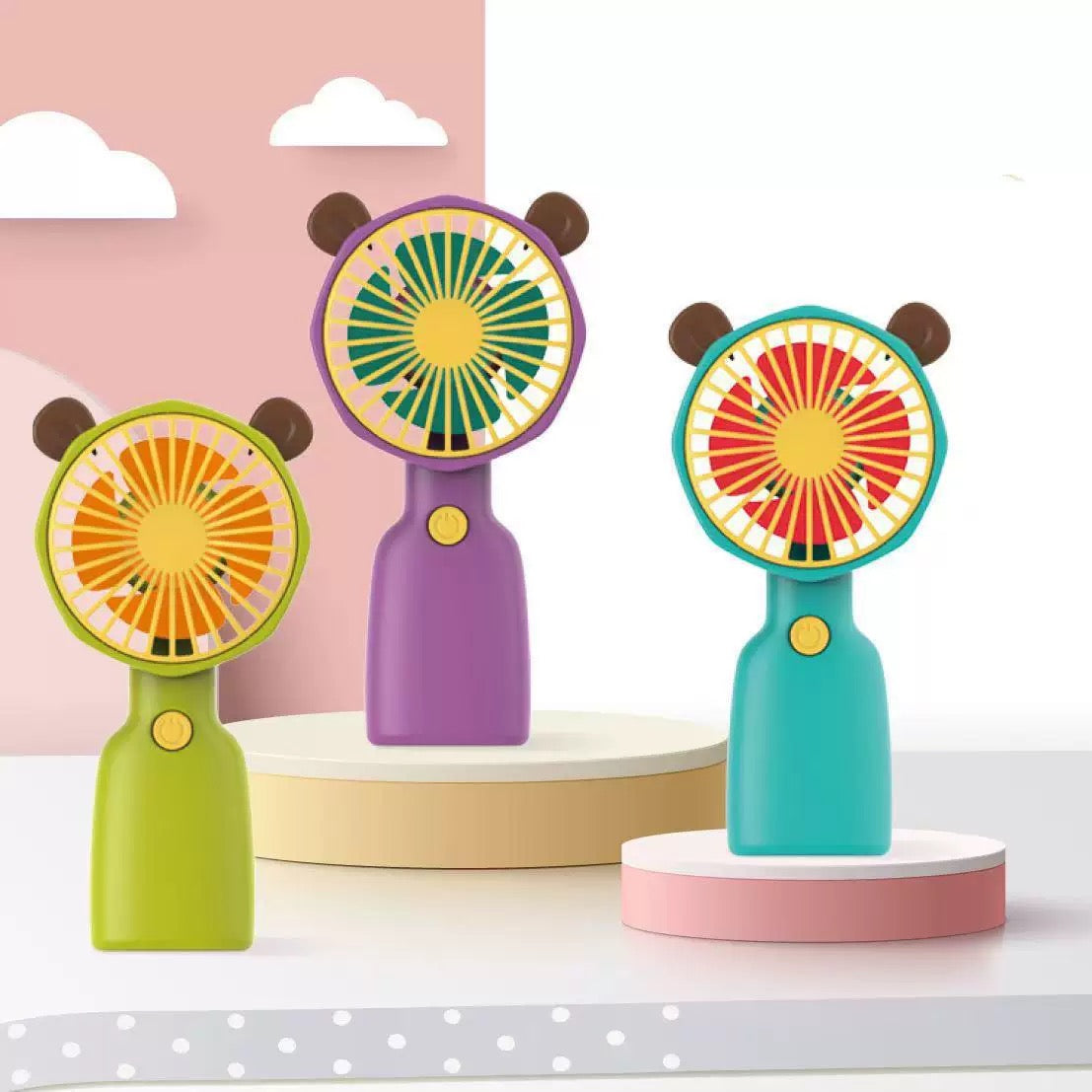 Zeleni medvjeđi ručni ventilator Mini Ventilator s narančastim i žutim lopaticama, ljubičasto tijelo