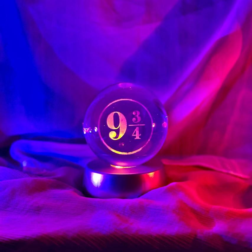 Osvijetljena kristalna kugla s simbolom 9 3/4 iz KUGLA HARRY POTTER