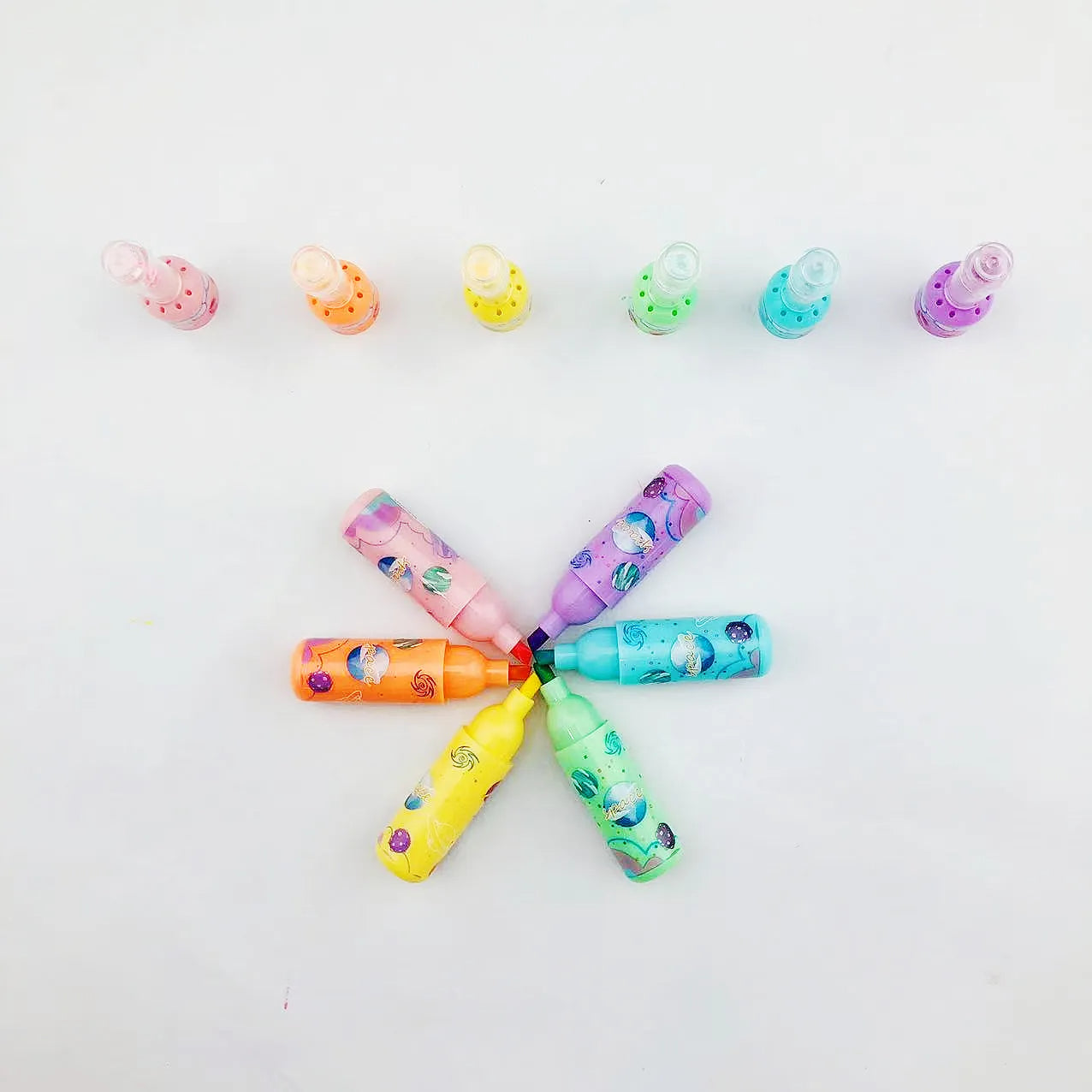 Šarena, uzorkovana set markera SPACE MARKER idealna za kreativno izražavanje