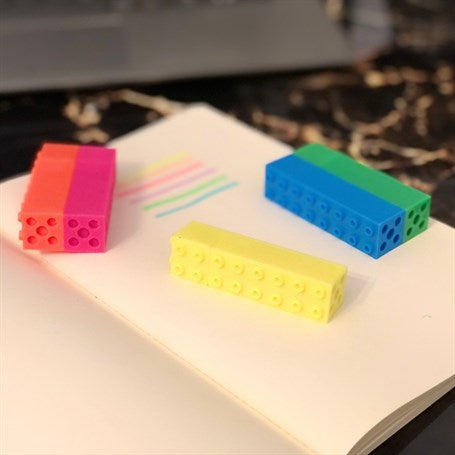 Šareni pravokutni gumici prikazani u proizvodu LEGO MARKER