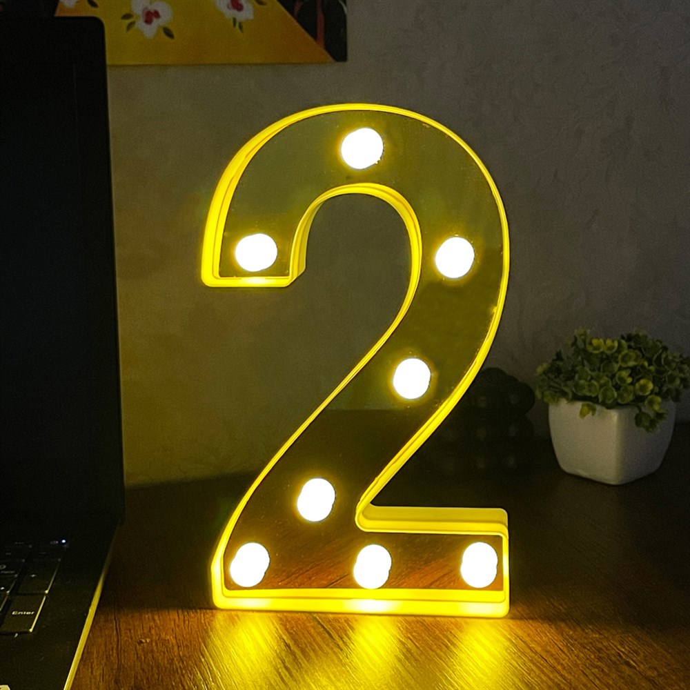 Osvijetljeni broj dva na proizvodu DVA 2 LAMPA