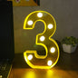 Osvijetljeni žuti broj tri na proizvodu TRI 3 LAMPA