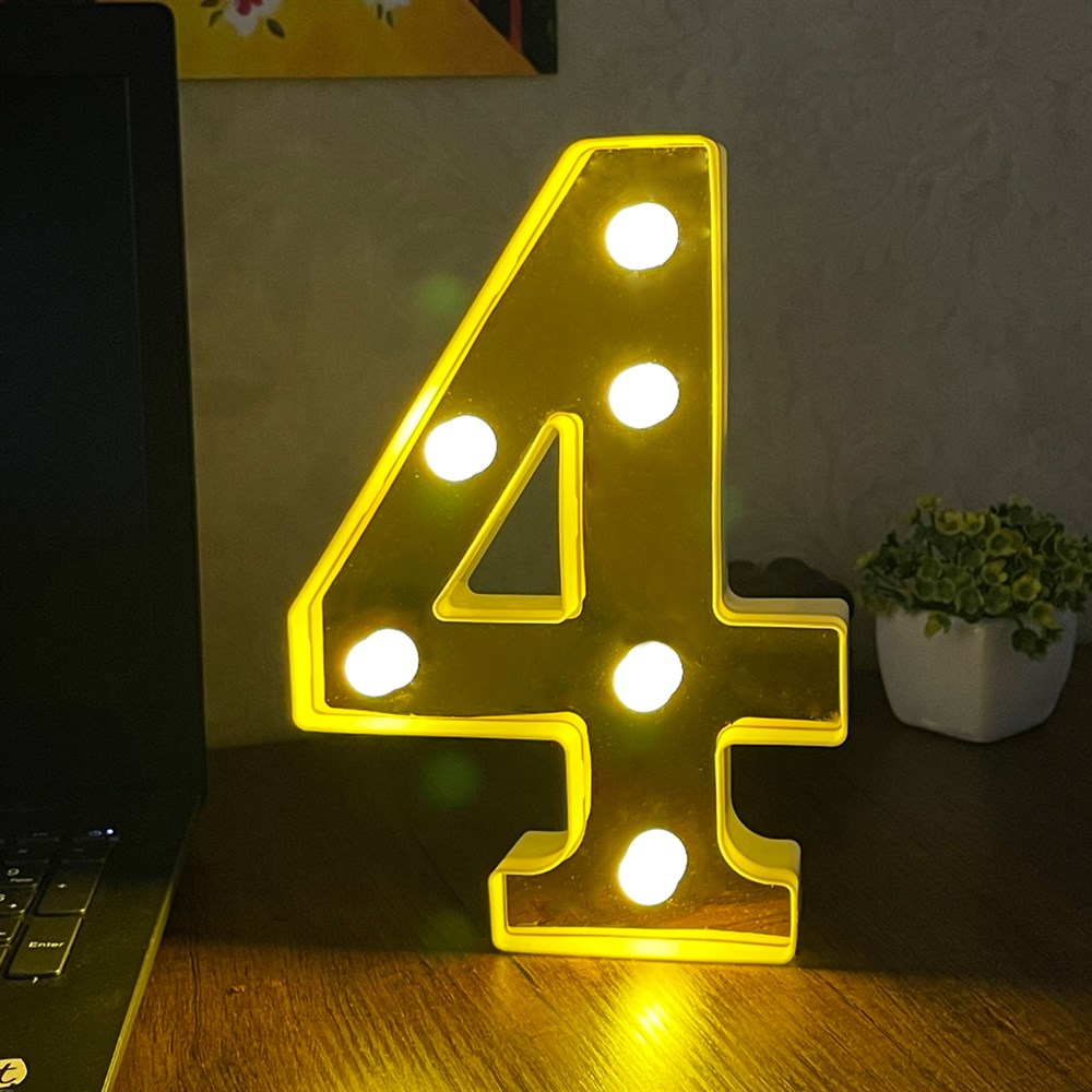 Osvijetljeni broj četiri na proizvodu CETIRI 4 LAMPA