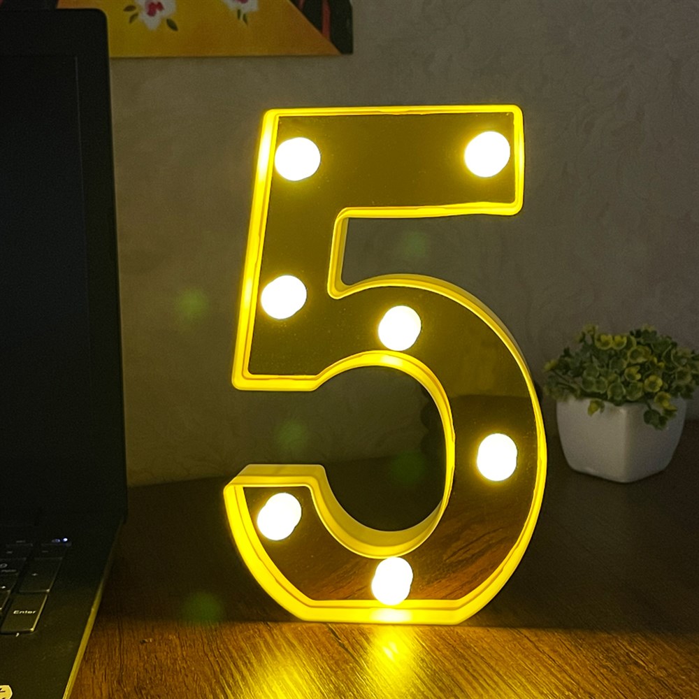 Osvijetljen žuti broj pet na proizvodu PET 5 LAMPA