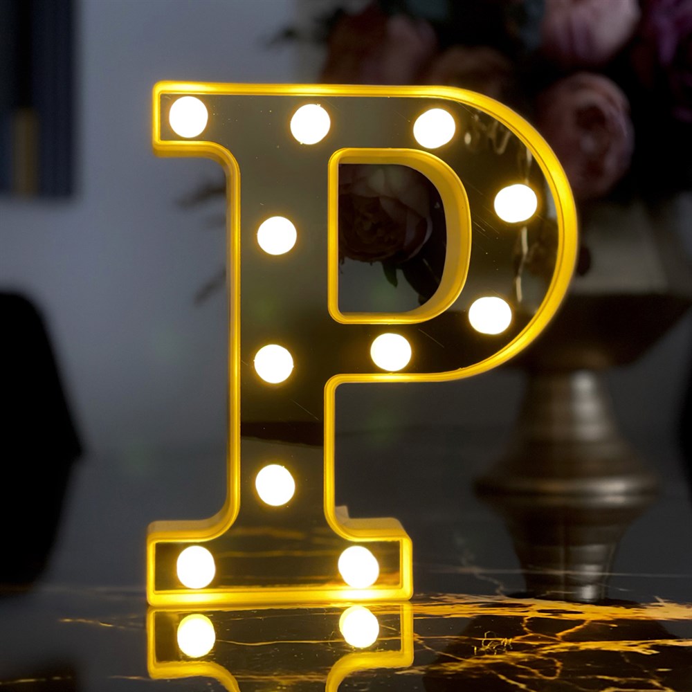 Illuminirana slova P na P LAMPA, savršena slovo lampa za svaki prostor
