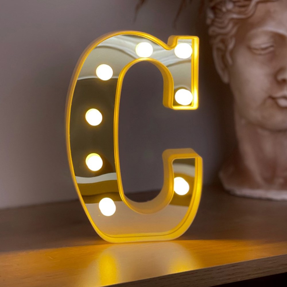 Osvijetljeno slovo C prikazano na proizvodu C LAMPA