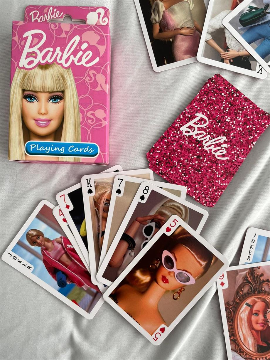 Barbie igra karte s ružičasto-bijelom ambalažom i blistavim crvenim kućištem