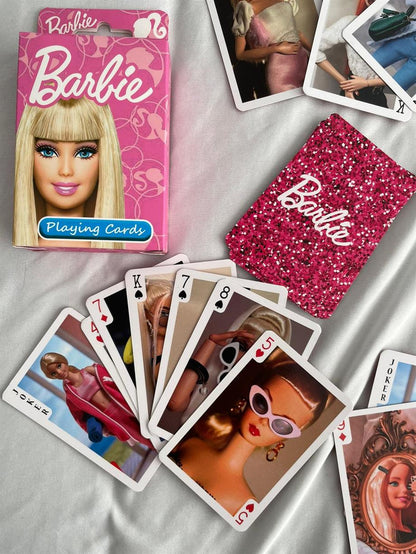 Barbie igra karte s ružičasto-bijelom ambalažom i blistavim crvenim kućištem
