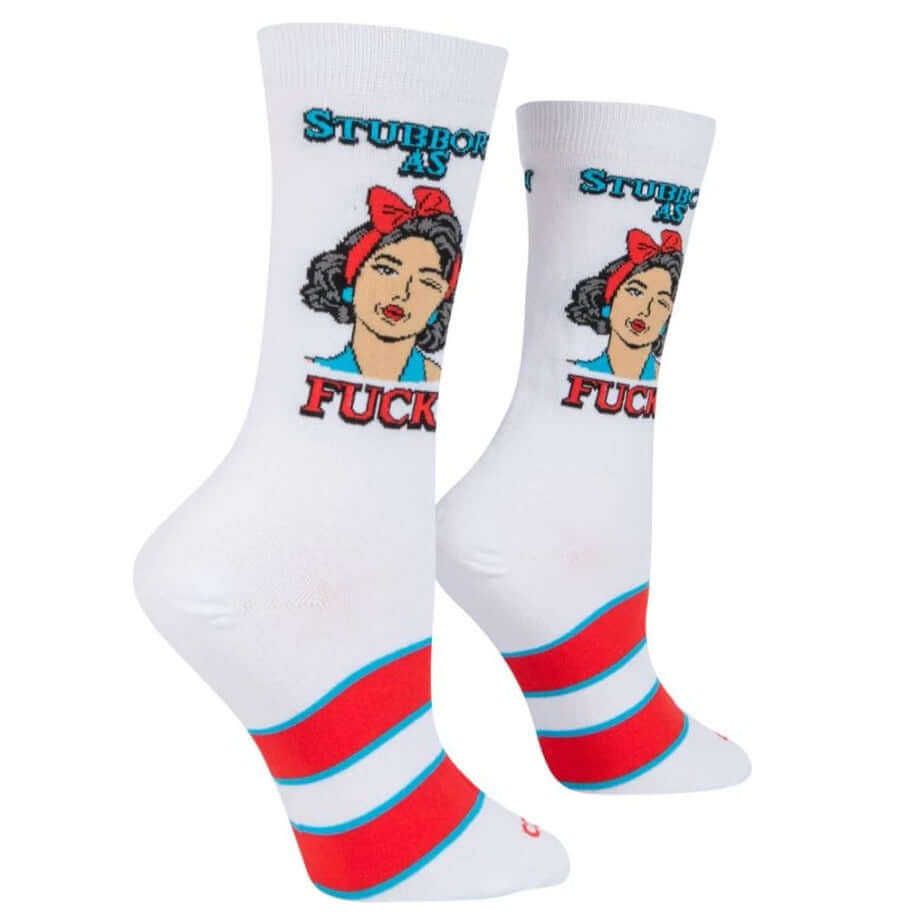 Bijele čarape s crtanom ženom i natpisom Stubborn as Fuck za jedinstven stil