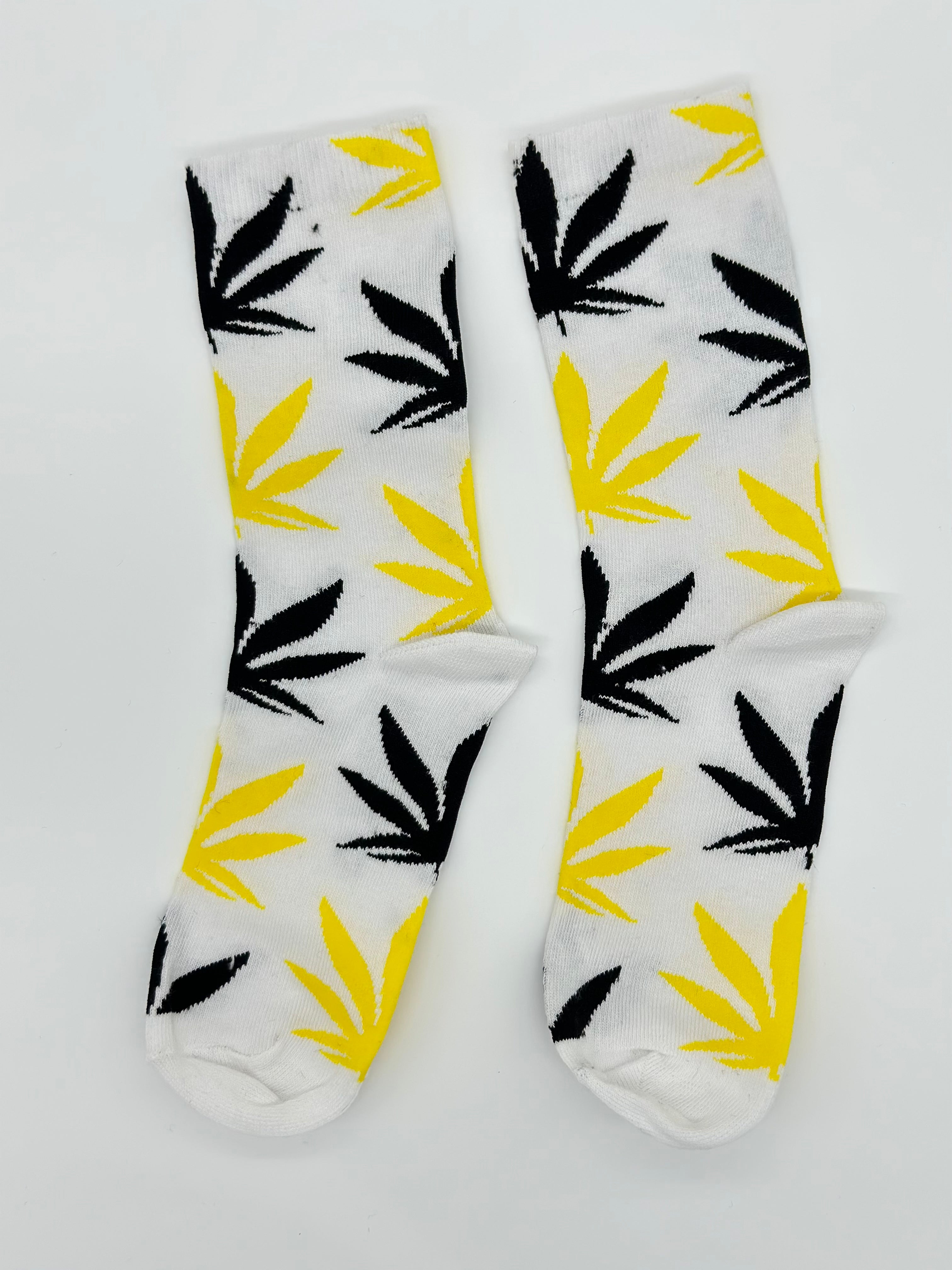 Bijele čarape s uzorkom lista kanabisa MARIHUANA ČARAPE
