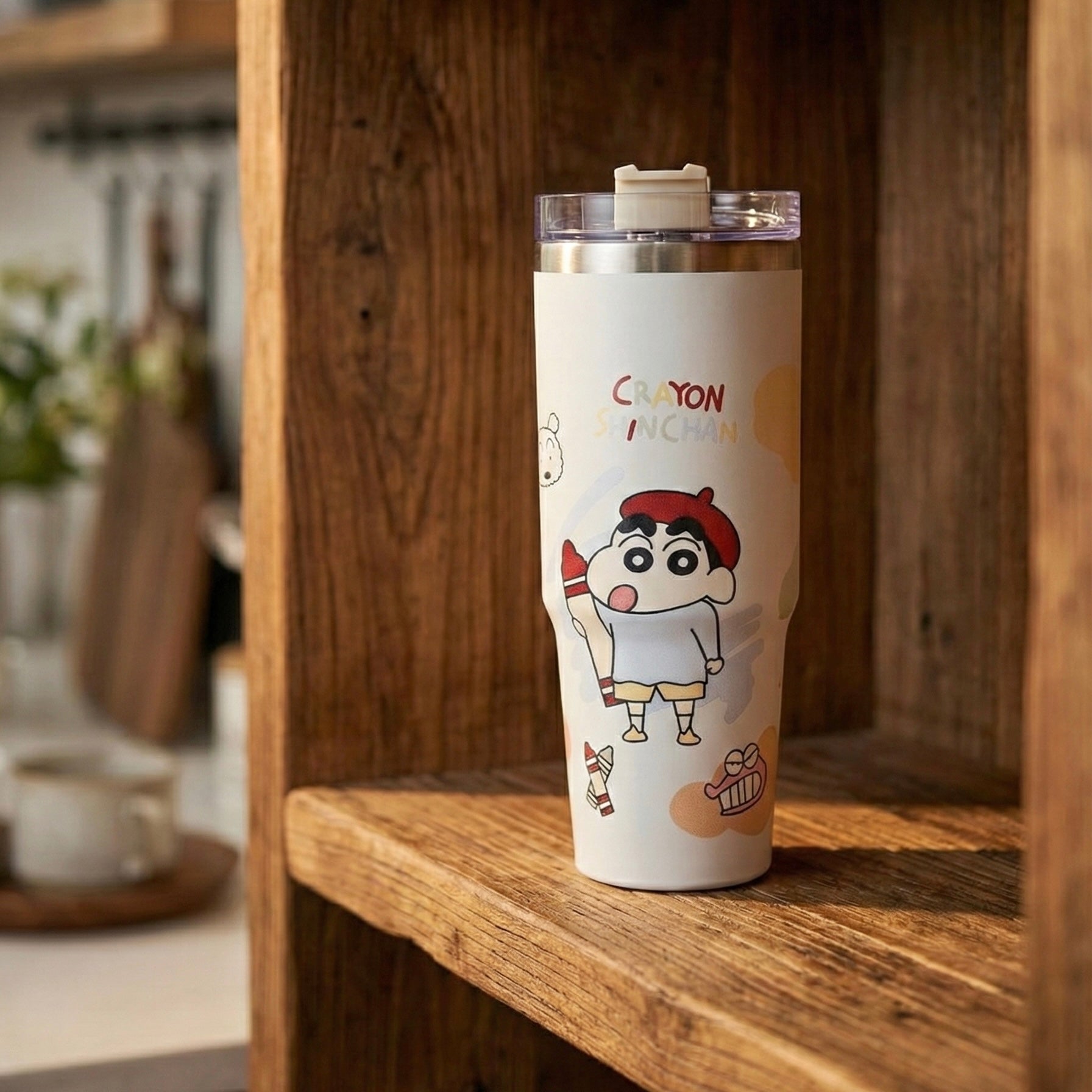 Bijeli izolirani tumbler s prozirnim poklopcem i bež kapom, Crayon Shin-chan ilustracijama