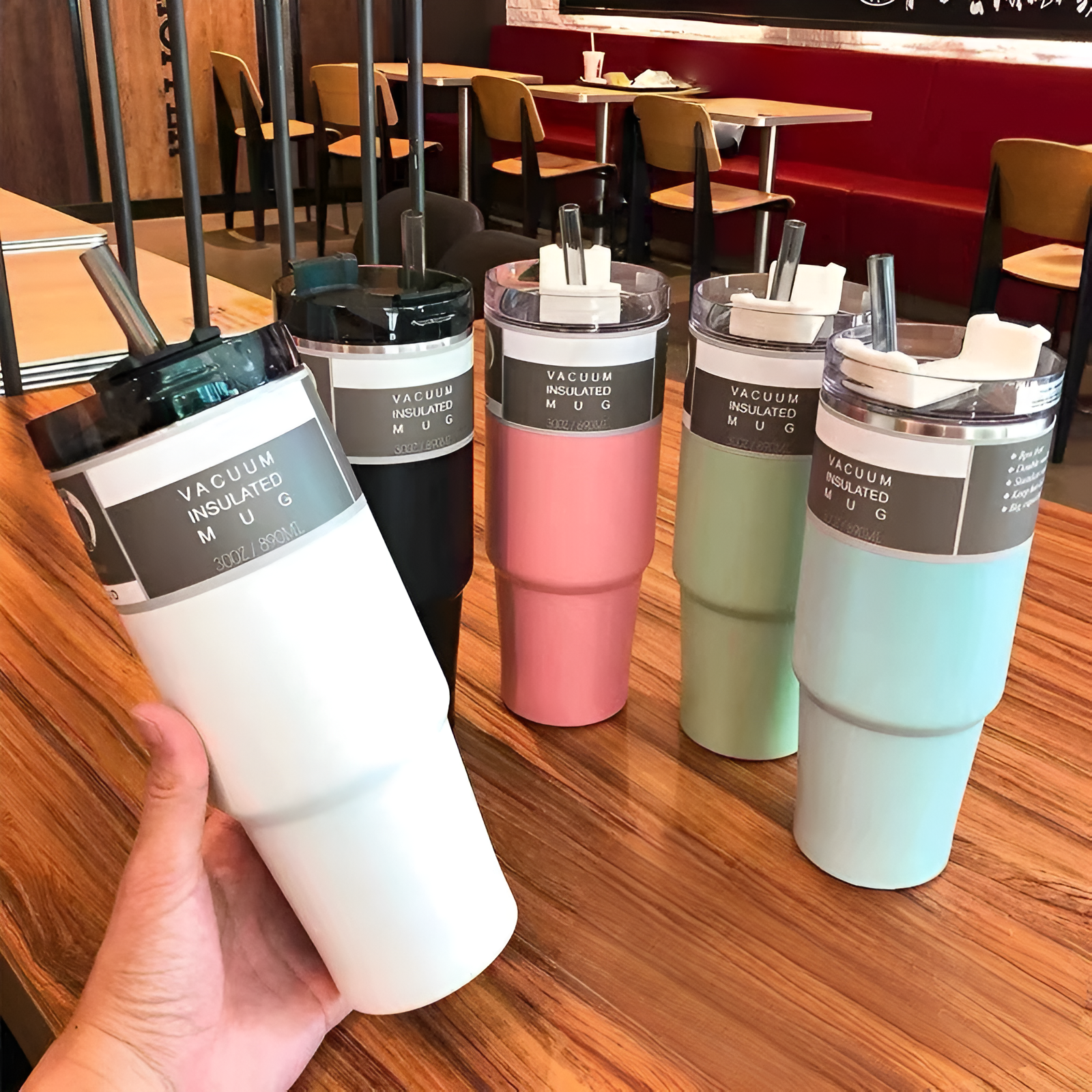 Elegant 900ml termos bijeli izolirani s crnim tekstom i slamom