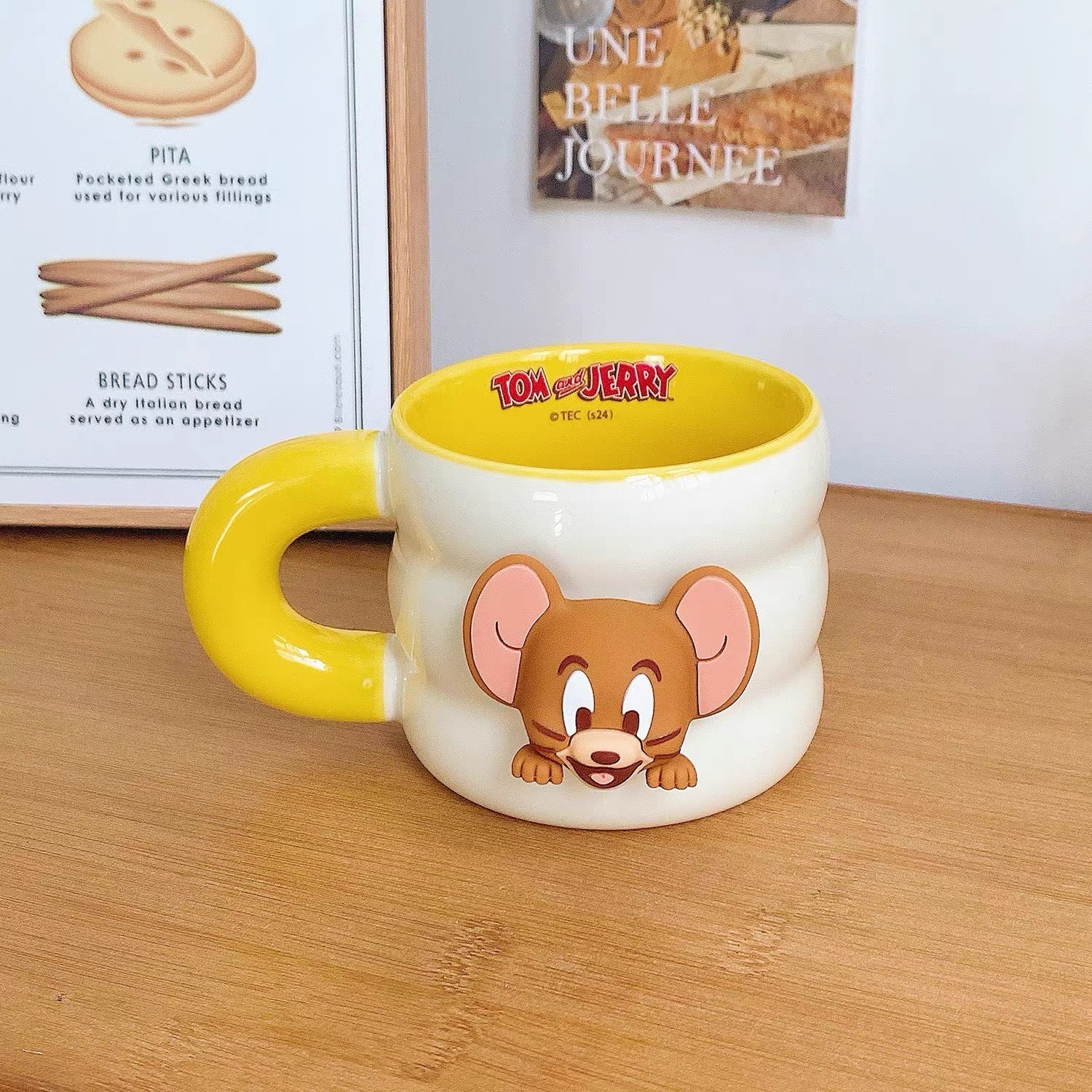 Bijela keramička tom and jerry šalica sa žutim ručkom i unutrašnjosti u 3d dizajnu miša jerryja