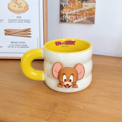 Bijela keramička tom and jerry šalica sa žutim ručkom i unutrašnjosti u 3d dizajnu miša jerryja