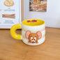 Bijela keramička tom and jerry šalica sa žutim ručkom i unutrašnjosti u 3d dizajnu miša jerryja