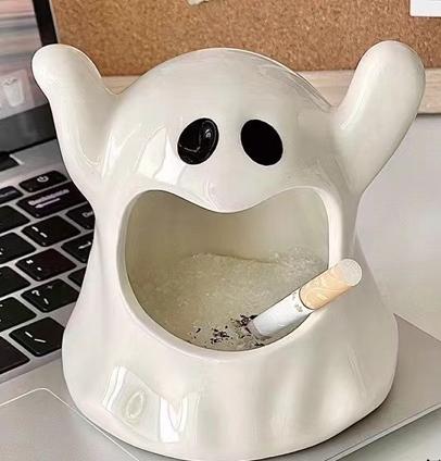 Bijela keramička pepeljara GHOST PEPELJARA iz keramičkog seta Čajnik