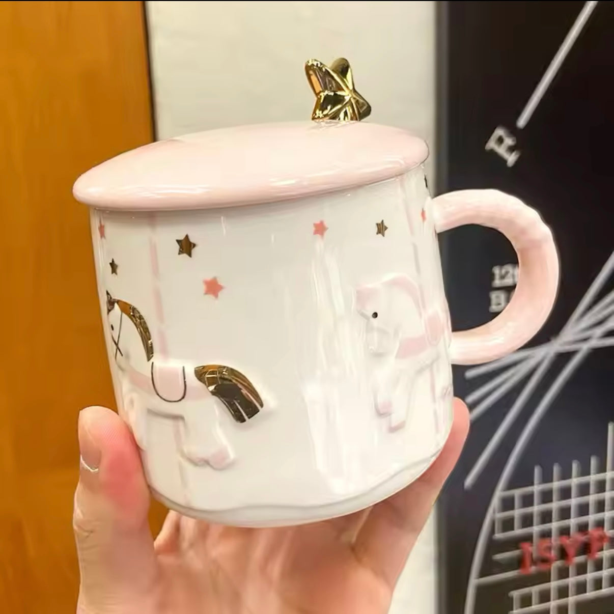 Bijela keramička šolja ZVIJEZDA s ružičastim detaljima i dizajnom konjića