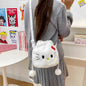 Bijela mekana hello kitty torbica s crvenim srcem na nosu i ukrasnim pom pom resicama