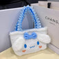 Bijela plišana Cinnamoroll torbica s plavim detaljima, idealna za svaku prigodu