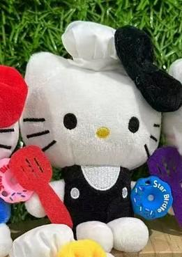 Hello kitty plišani privjesak bijeli kuhar s crnim mašnom bijelim pregačom i crvenom spatulom