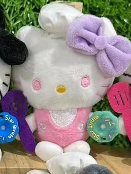 Hello kitty plišani privjesak bijeli s lavanda mašnom i ružičastim hlačicama od baršuna