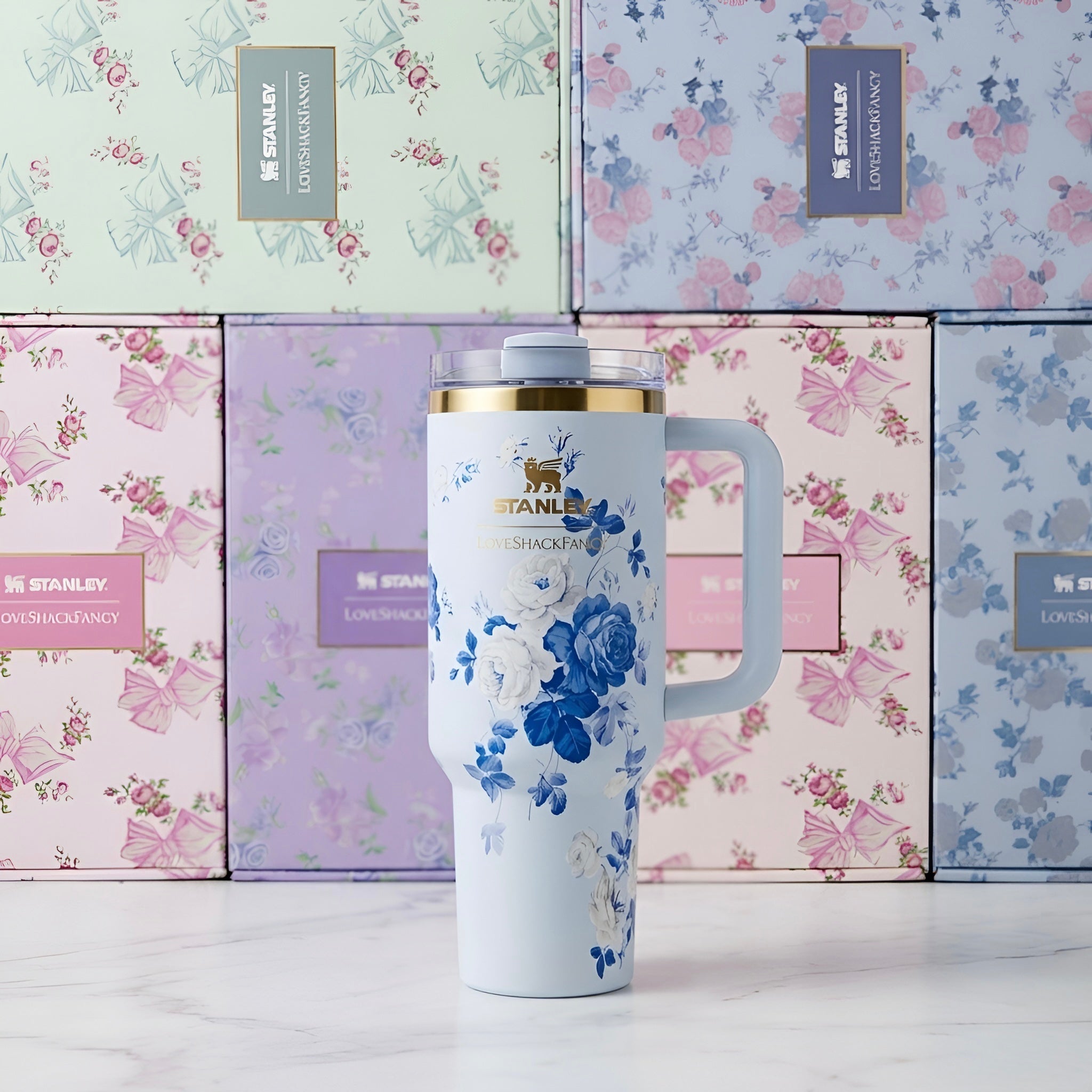 Bijeli stanley boca x loveshackfancy 40 oz 1200 ml tumbler s plavim cvjetnim dizajnom i zlatnim rubom