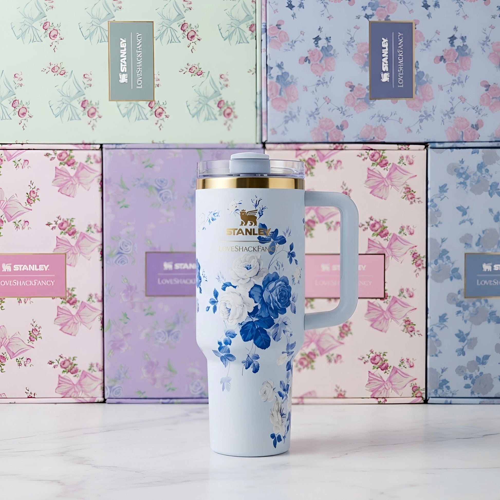Bijeli stanley boca x loveshackfancy 40 oz 1200 ml tumbler s plavim cvjetnim dizajnom i zlatnim rubom