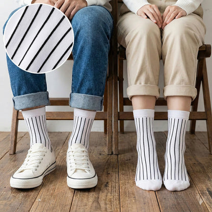 BASIC STRIPES ČARAPE: bijele čarape s crnim vertikalnim prugama