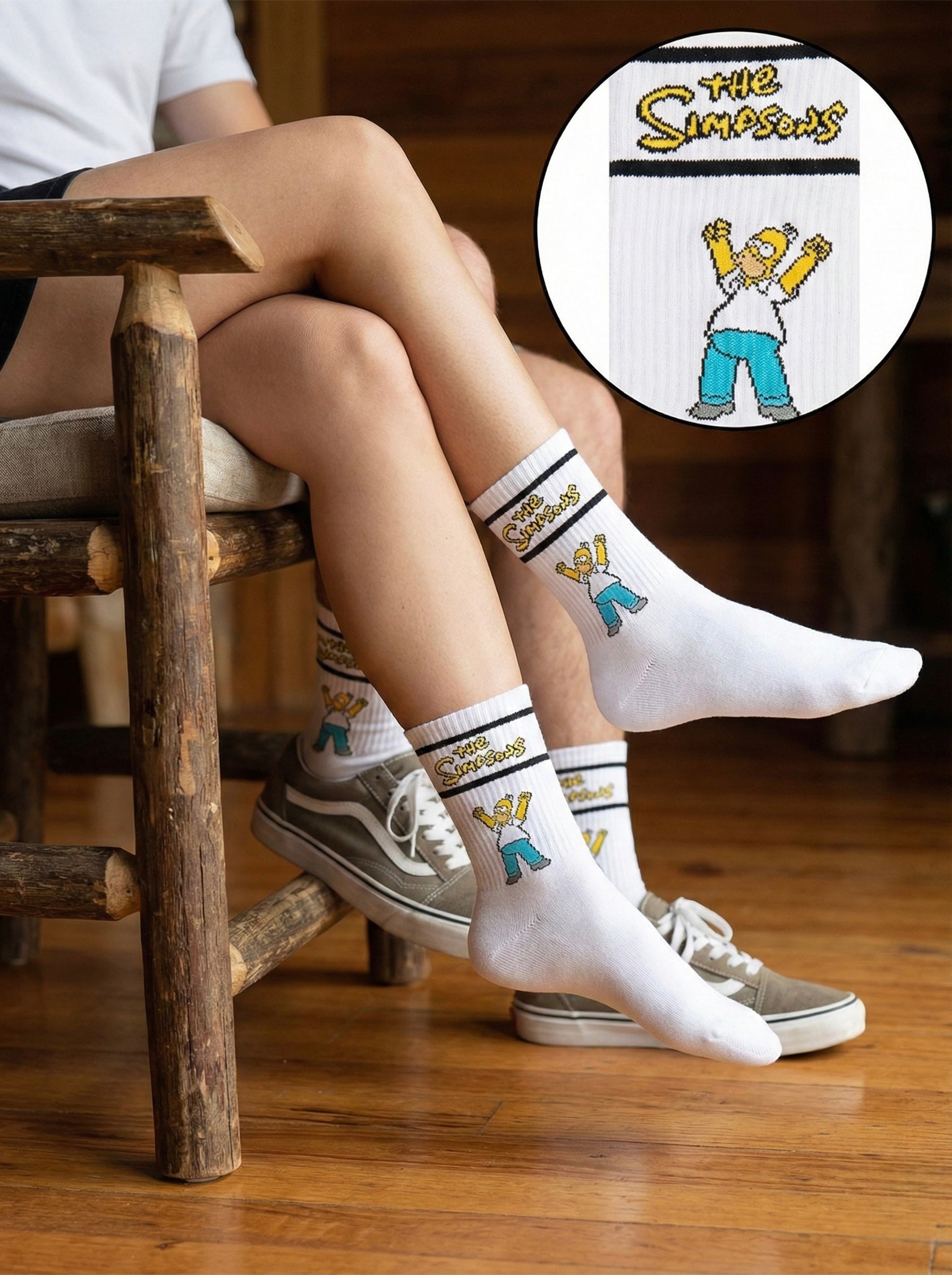 Bijele čarape s Homer Simpson crtežom u ikoničnoj pozi i natpisom The Simpsons