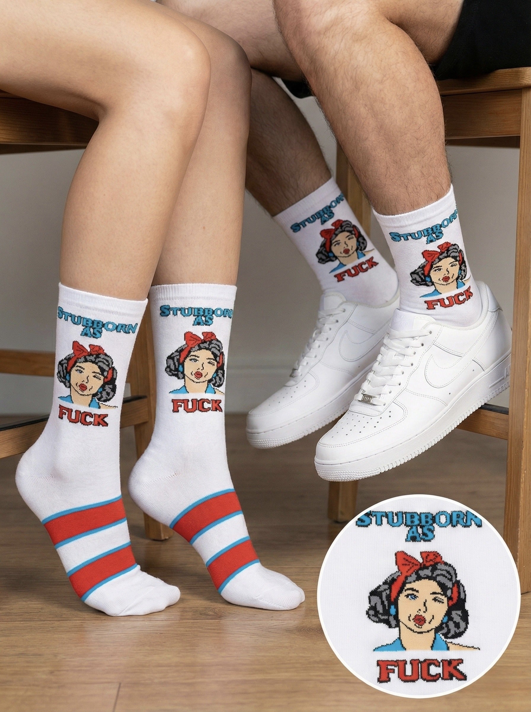 Bijele čarape s crveno-plavim prugama, Snow White i tekst Stubborn as fuck
